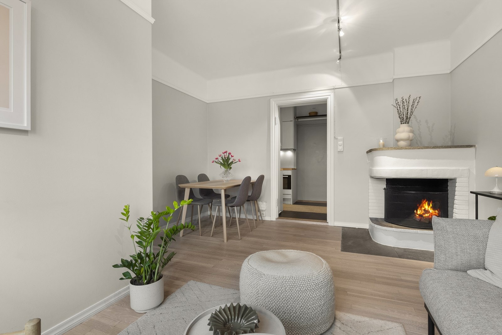 Romslig stue med plass til både sittegruppe og spiseplass Galleribilde