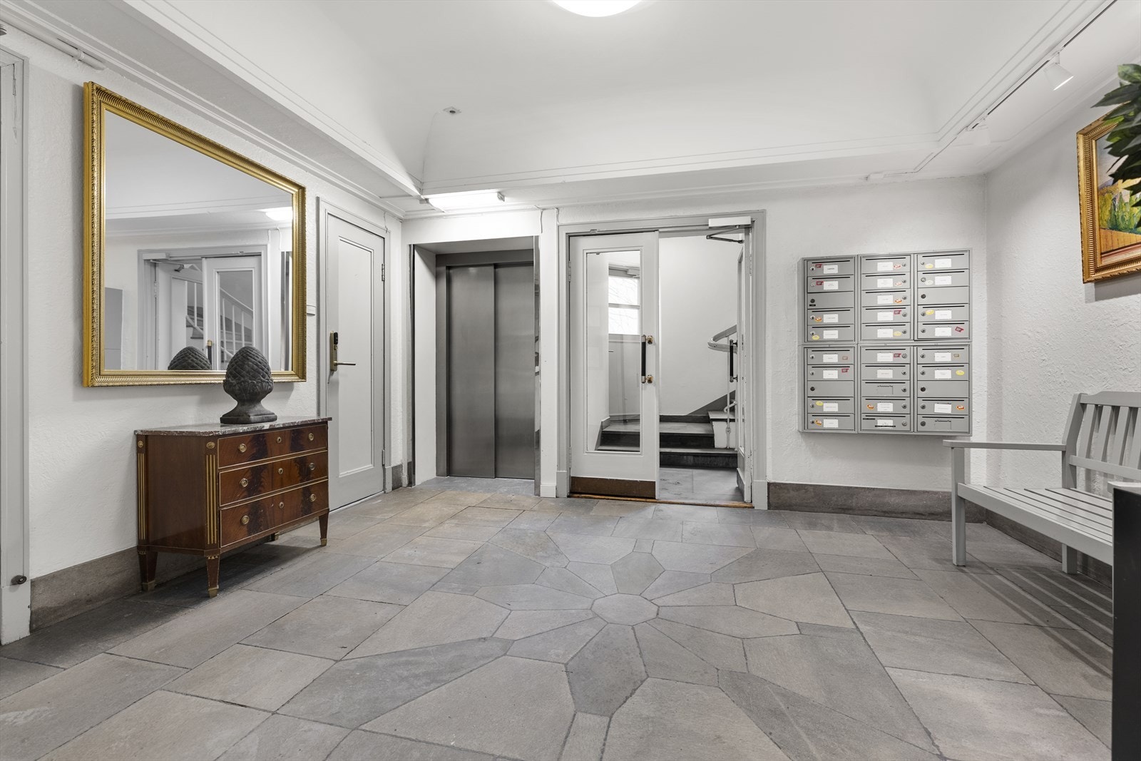 Flott og romslig inngangsparti. Moderne heis i bygget Galleribilde