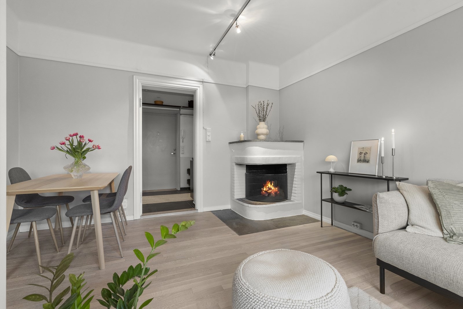 Åpen peis som gir hyggelig og god varme. Oppvarming (fjernvarme) og fiber internett er inkludert i felleskostnader Galleribilde