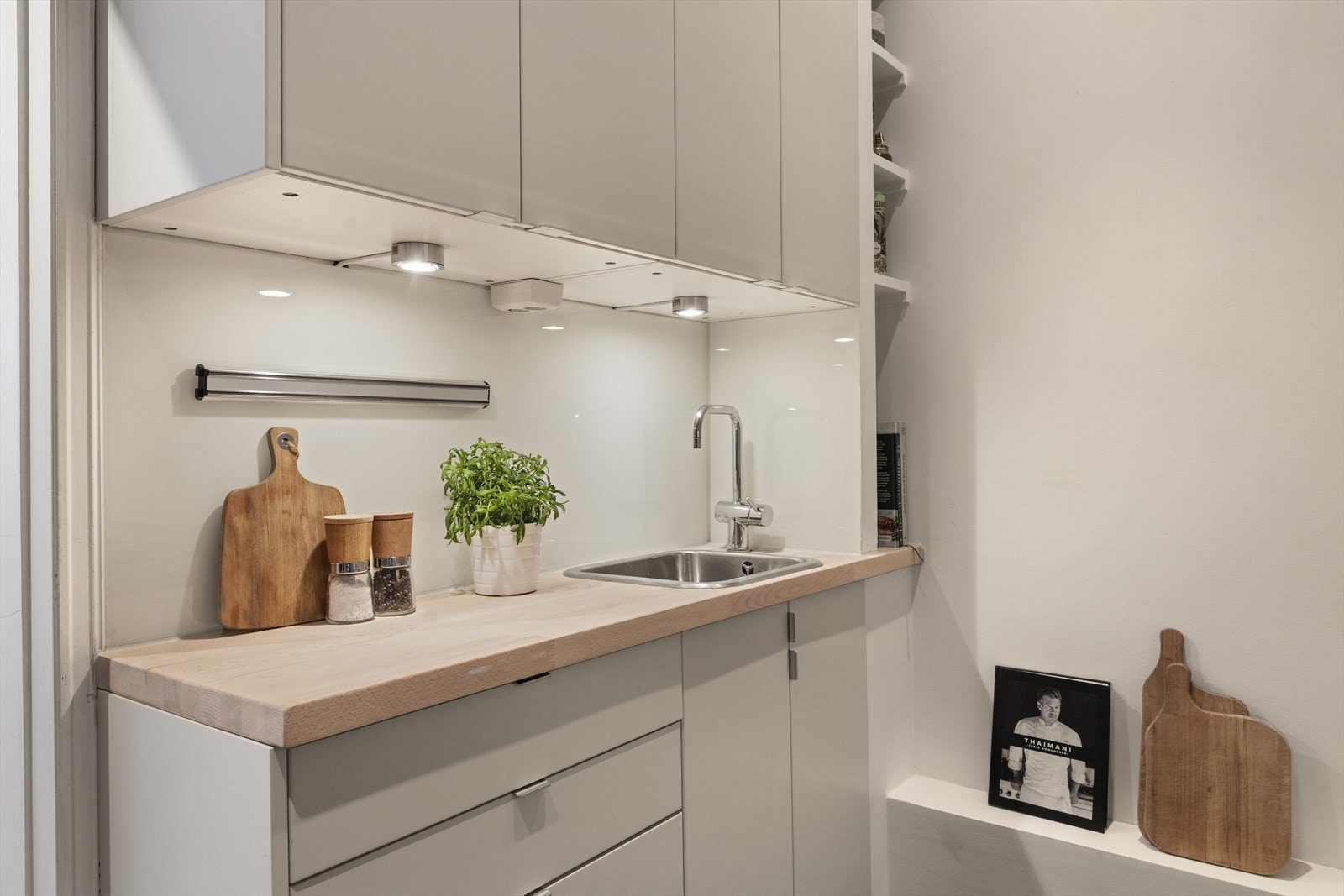 Godt med skap og skuffeplass. Her er hver centimeter utnyttet Galleribilde