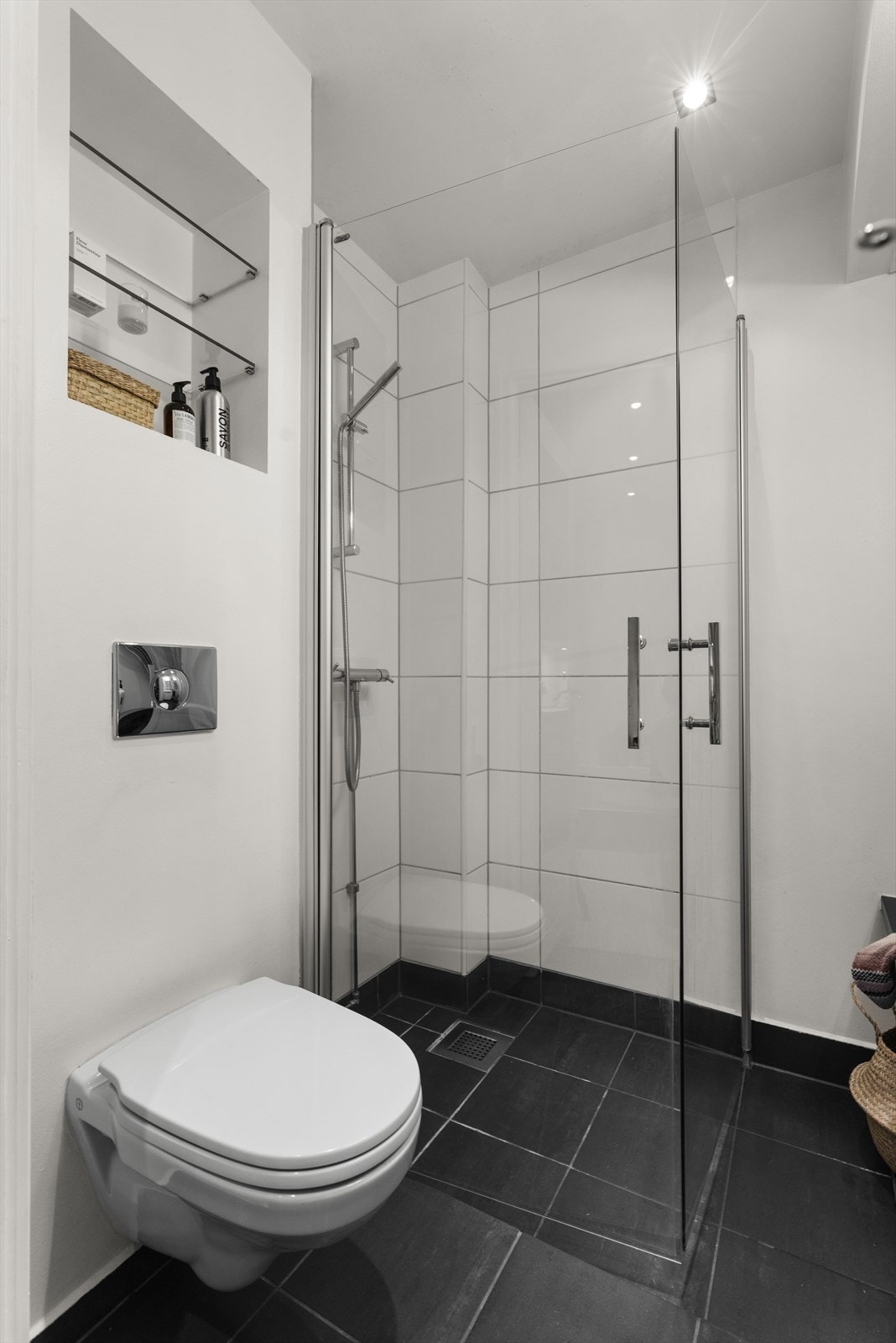 Moderne flislagt bad med detaljer som gulvvarme, downlights, vegghengt wc, samt svingbare glassdører Galleribilde