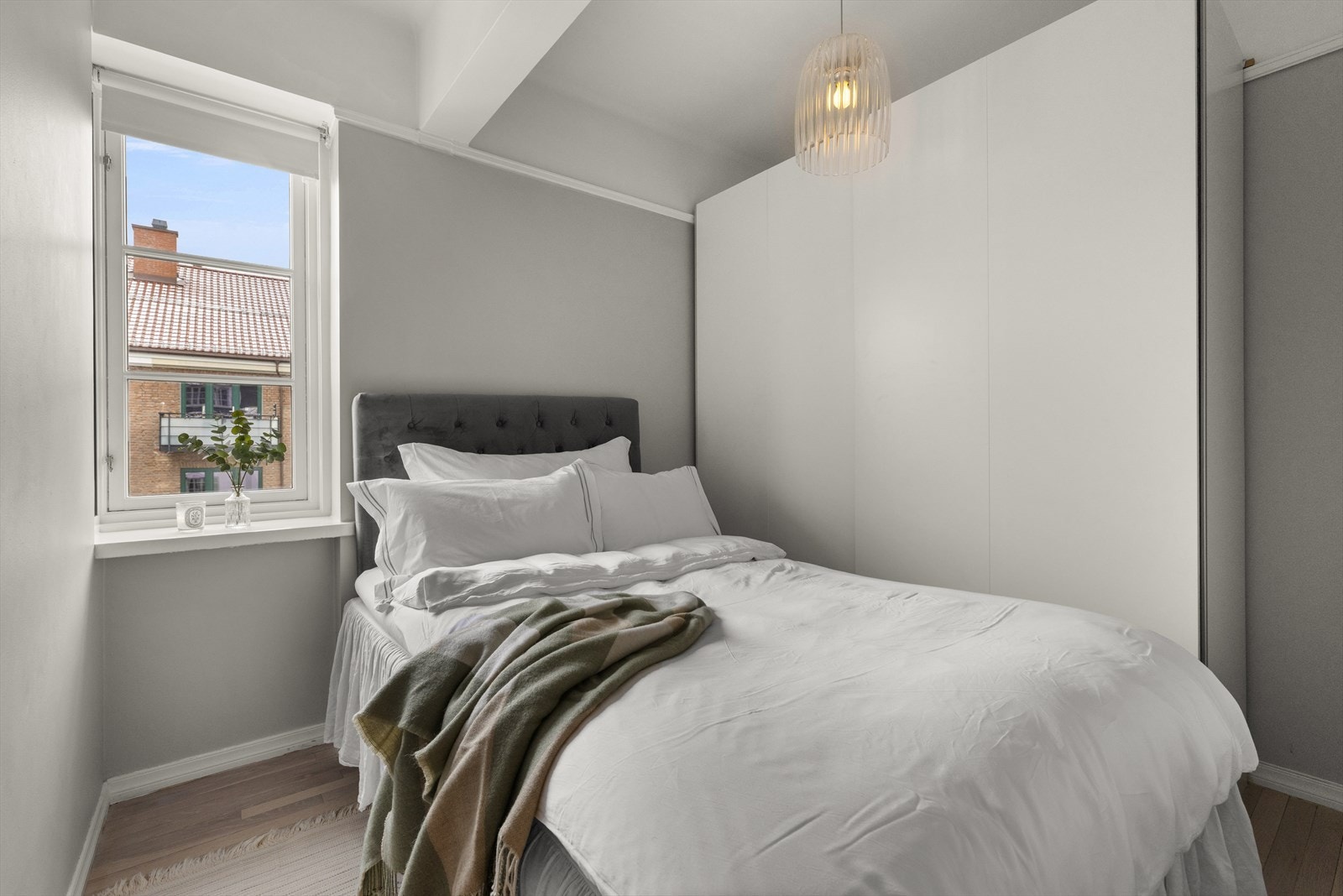 Romslig soverom som vender mot den rolige og enveiskjørte Nobels gate Galleribilde