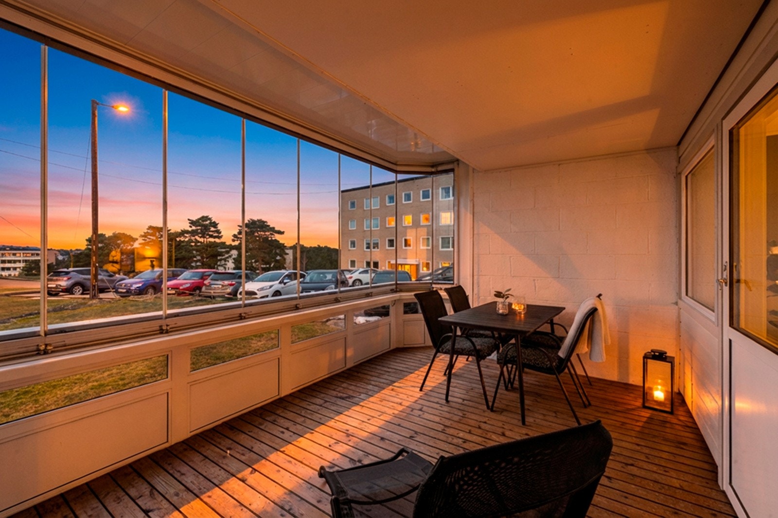 Balkongen fungerer som en naturlig forlengelse av stuen i store deler av året Galleribilde