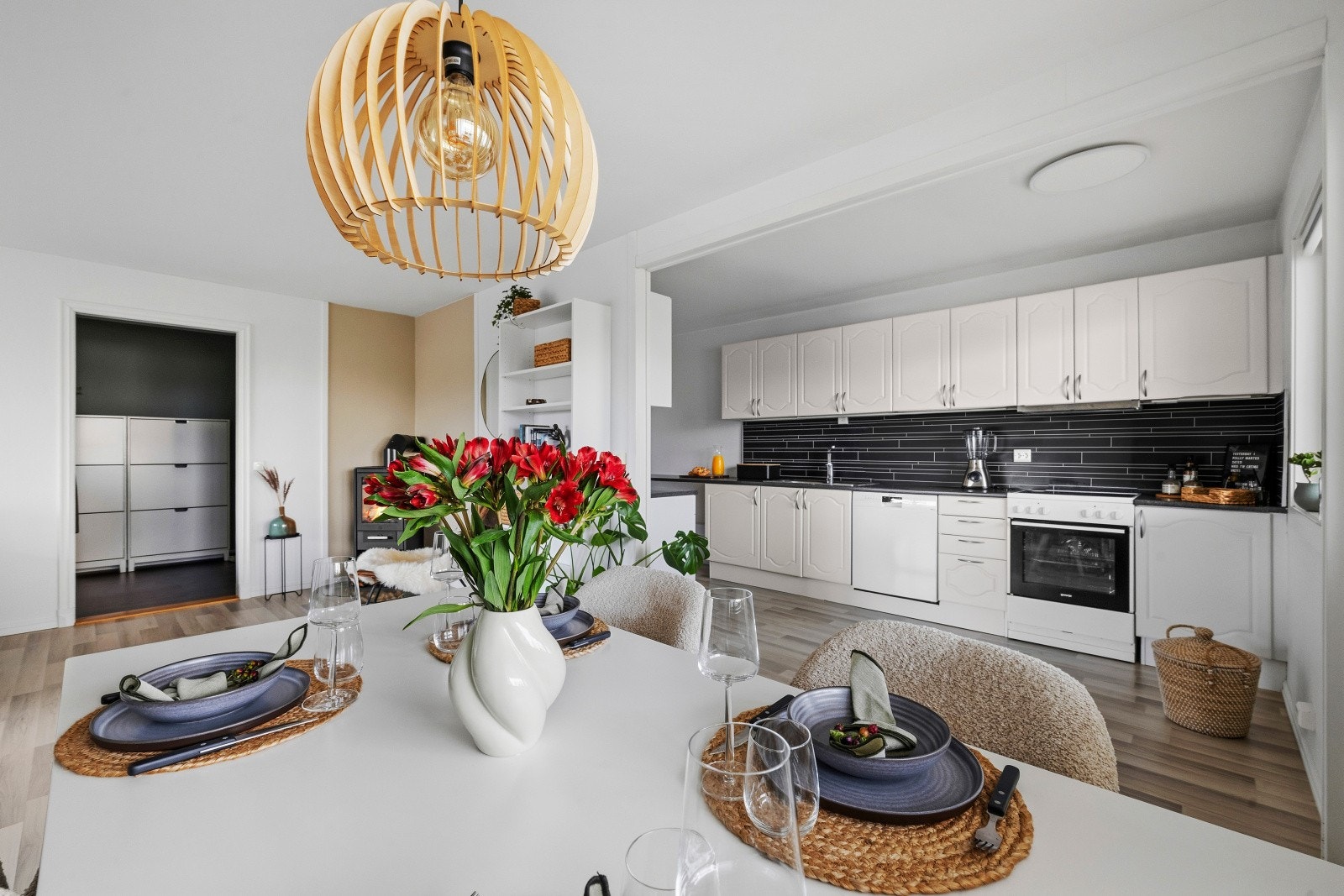 Pent kjøkken med god benkeplass og tidløse fronter Galleribilde