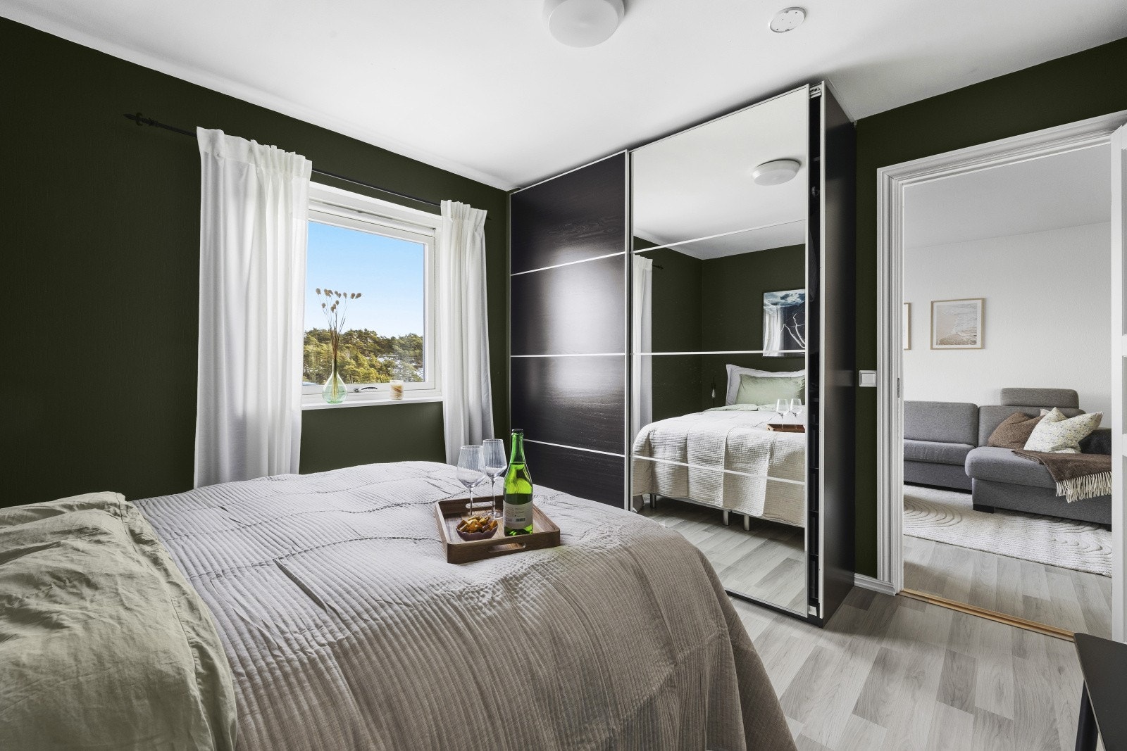 Romslig garderobeskap Galleribilde