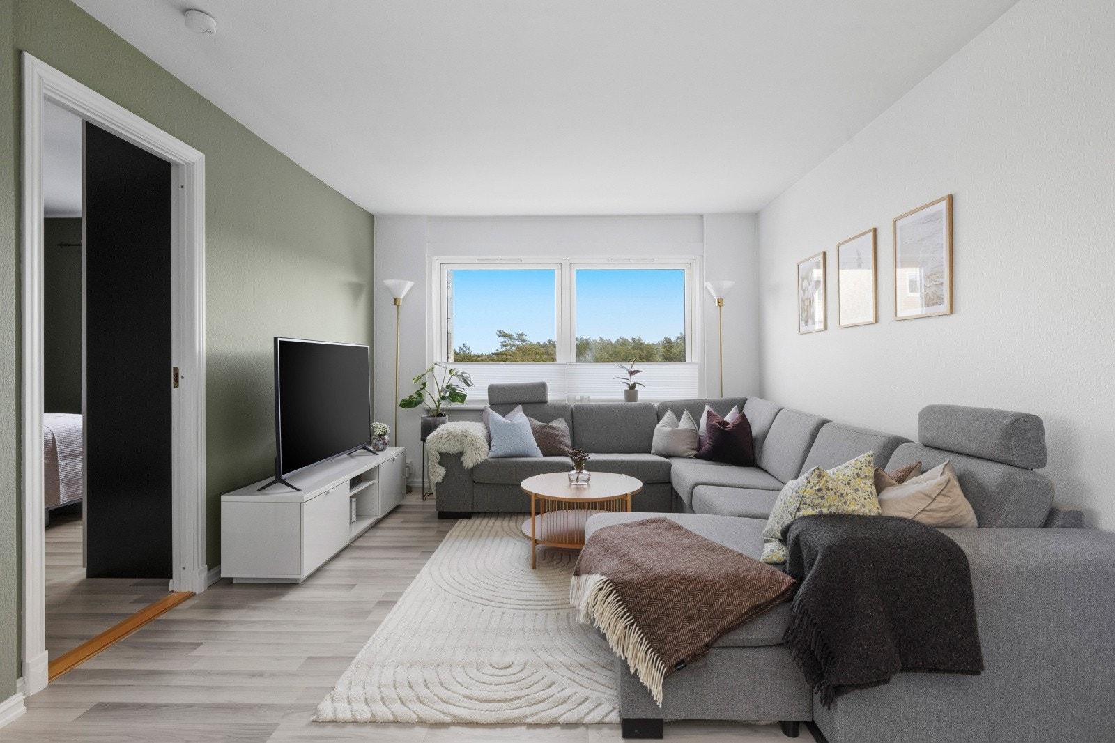 Store vinduer slipper inn rikelig med naturlig lys Galleribilde