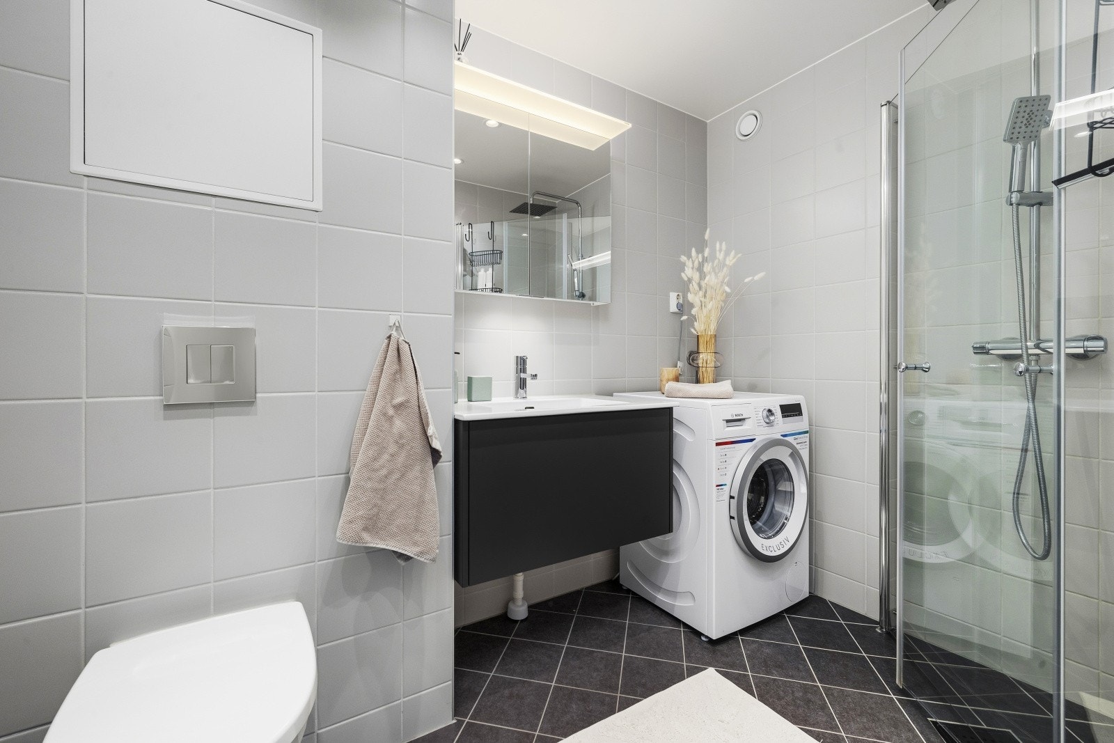 Pent flislagt bad fra 2019 med varme i gulv og moderne innredning Galleribilde