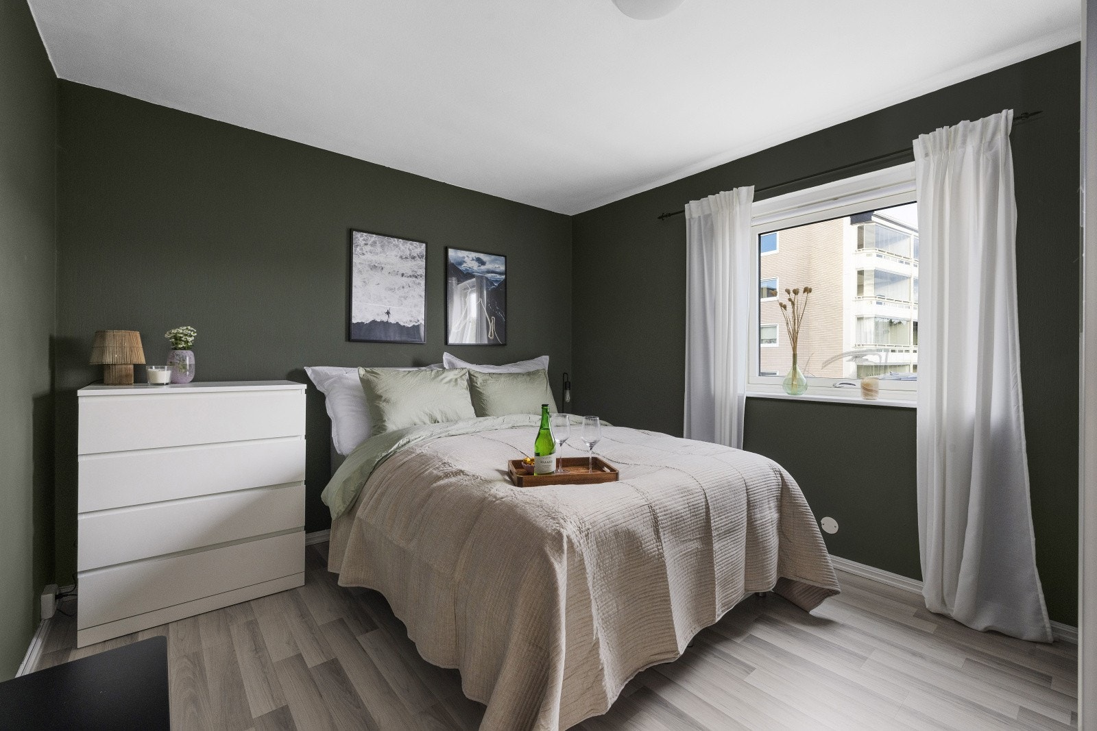 Hovedsoverom med plass til dobbeltseng Galleribilde