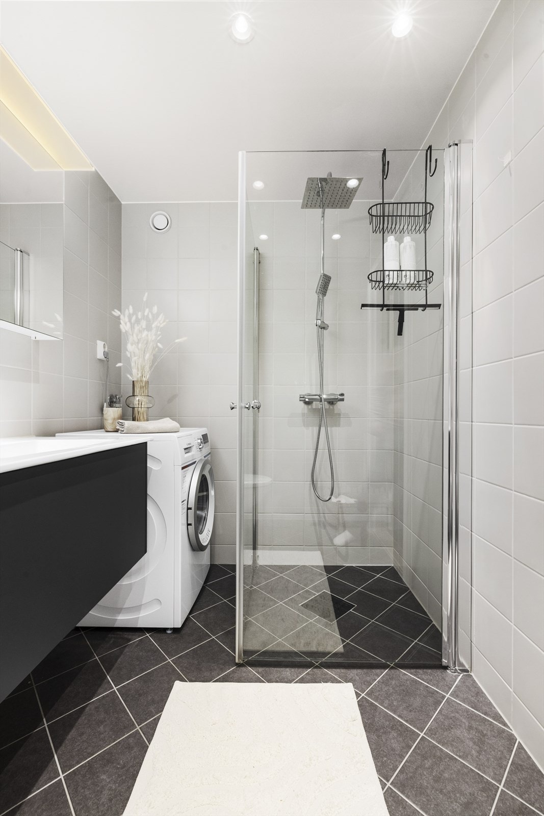 Bad med dusjhjørne, servant, toalett og opplegg for vaskemaskin Galleribilde