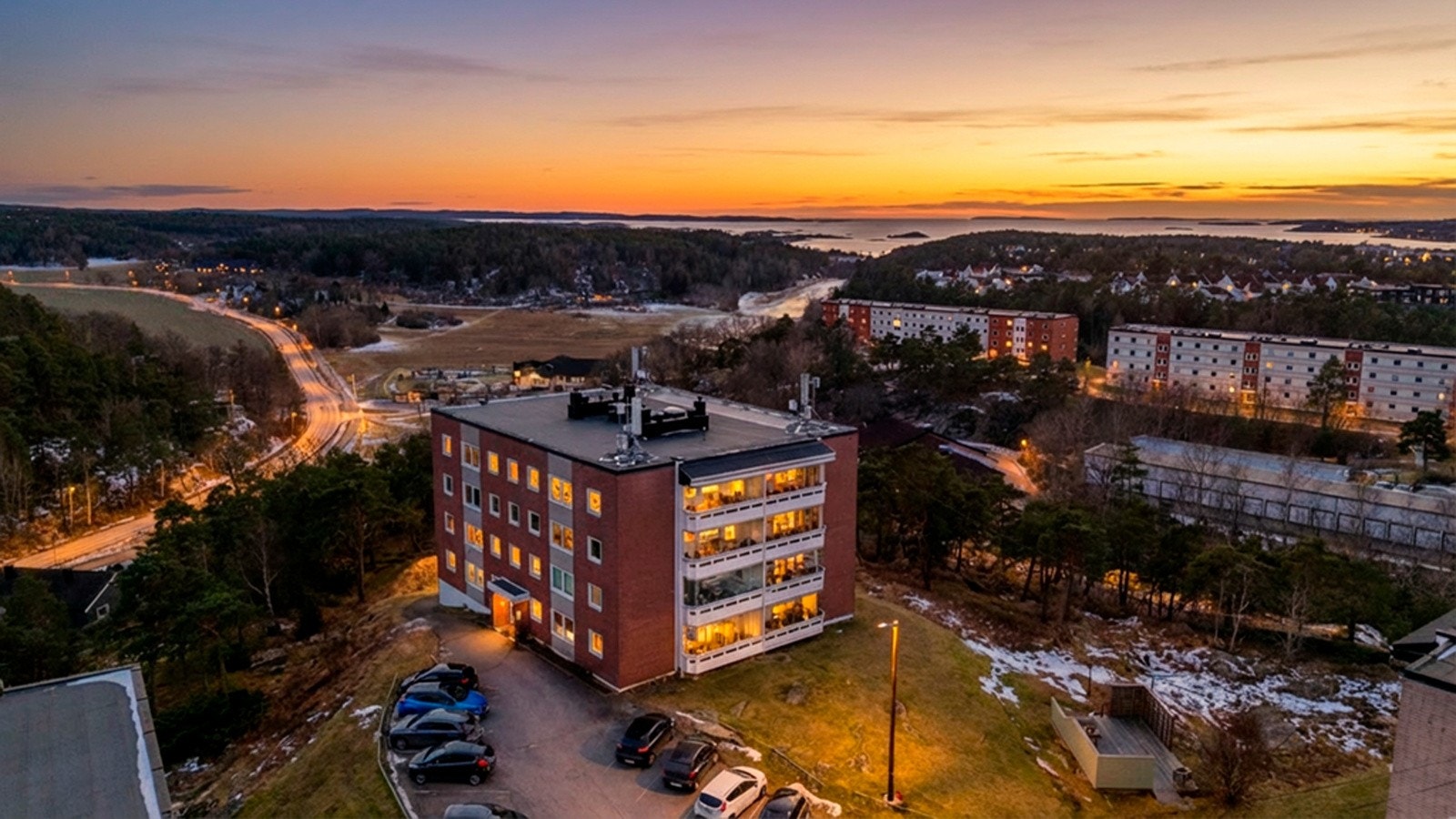 Attraktiv beliggenhet i et rolig og veletablert boligområde som kombinerer fredelige omgivelser med nærhet til alt du trenger i hverdagen Galleribilde