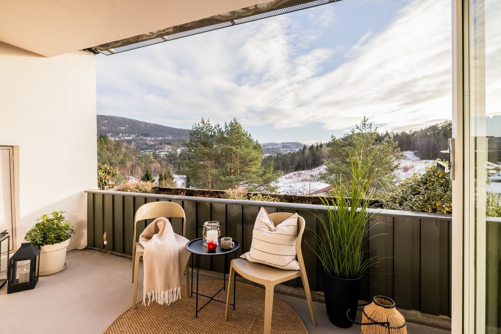 Terrassen er romslig og innbydende, med god plass til sittegruppe og hyggelige utemøbler. Her kan man enkelt etablere en komfortabel uteplass for både avslapning og sosiale sammenkomster. Galleribilde