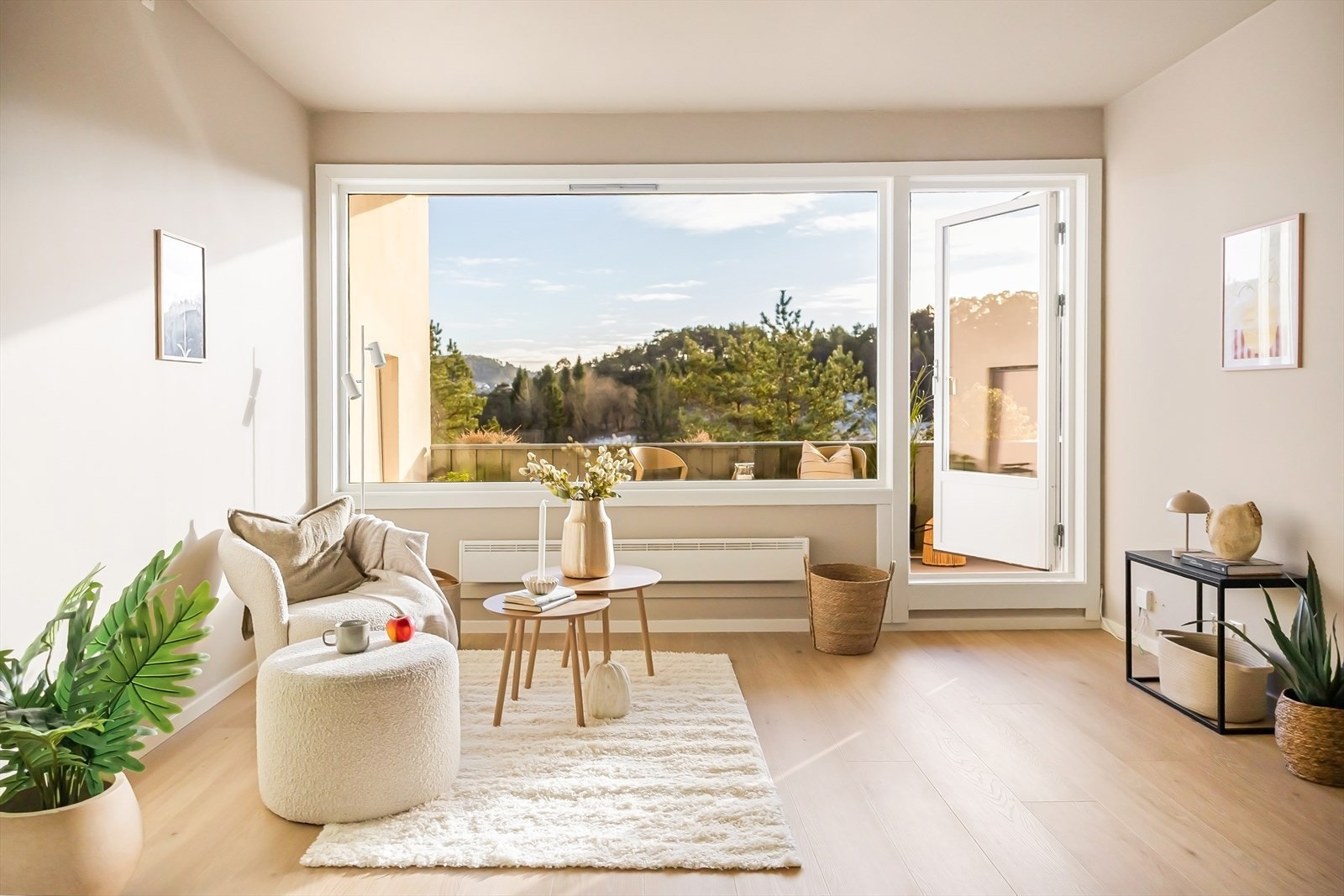 De store vindusflatene slipper inn rikelig med naturlig lys og gir rommet en luftig og åpen følelse. Galleribilde