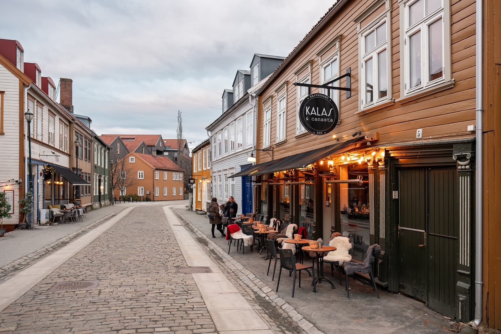 Langs Nidelva kan man ta turen innom en av de hyggelige serveringsstedene som ligger i den gamle trehusbebyggelsen på Bakklandet. Galleribilde