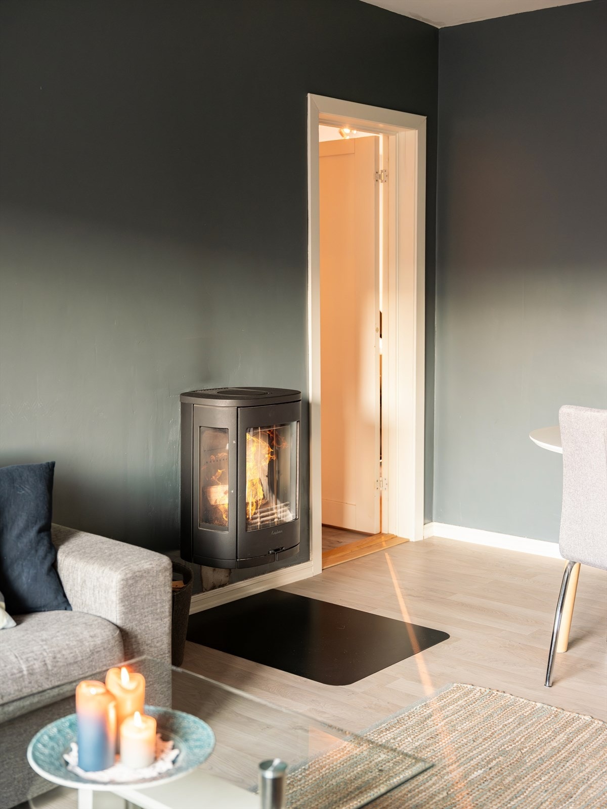 Vedfyring i stuen er strømbesparende, samtidig som det også bidrar til et lunt og behagelig inneklima. Galleribilde