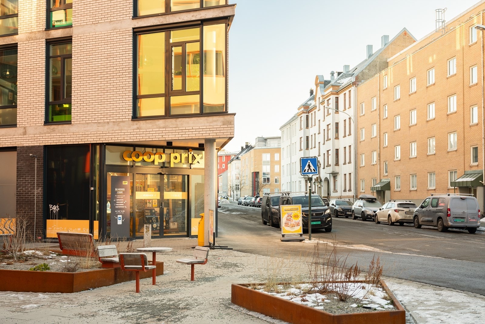 Rett over veien finner du Coop Prix, og i tillegg er det flere dagligvarebutikker og andre nødvendige tjenester like i nærheten. Galleribilde