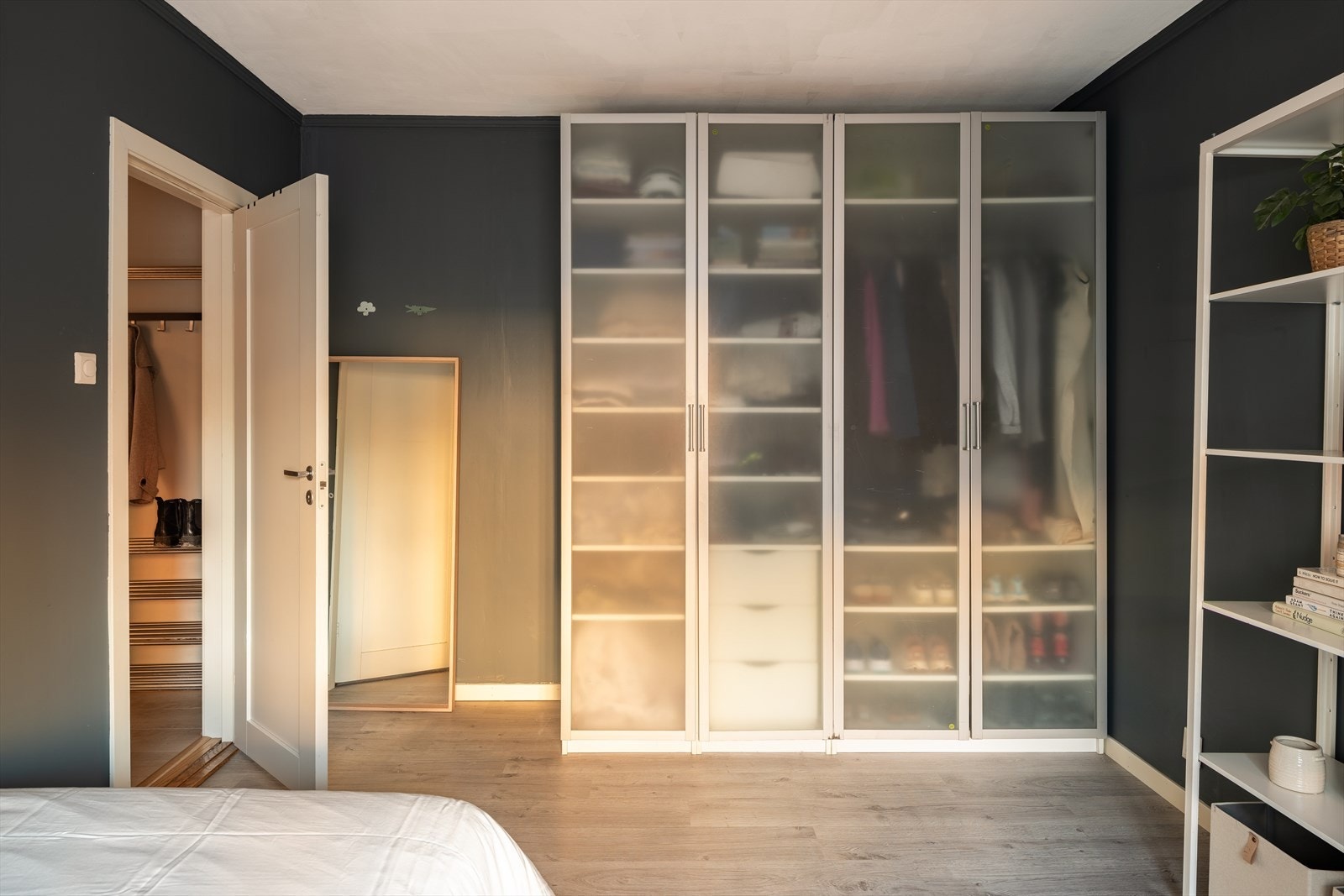 Her er det også god plass til dobbeltseng, kontorplass, garderobeløsning m.m. Galleribilde