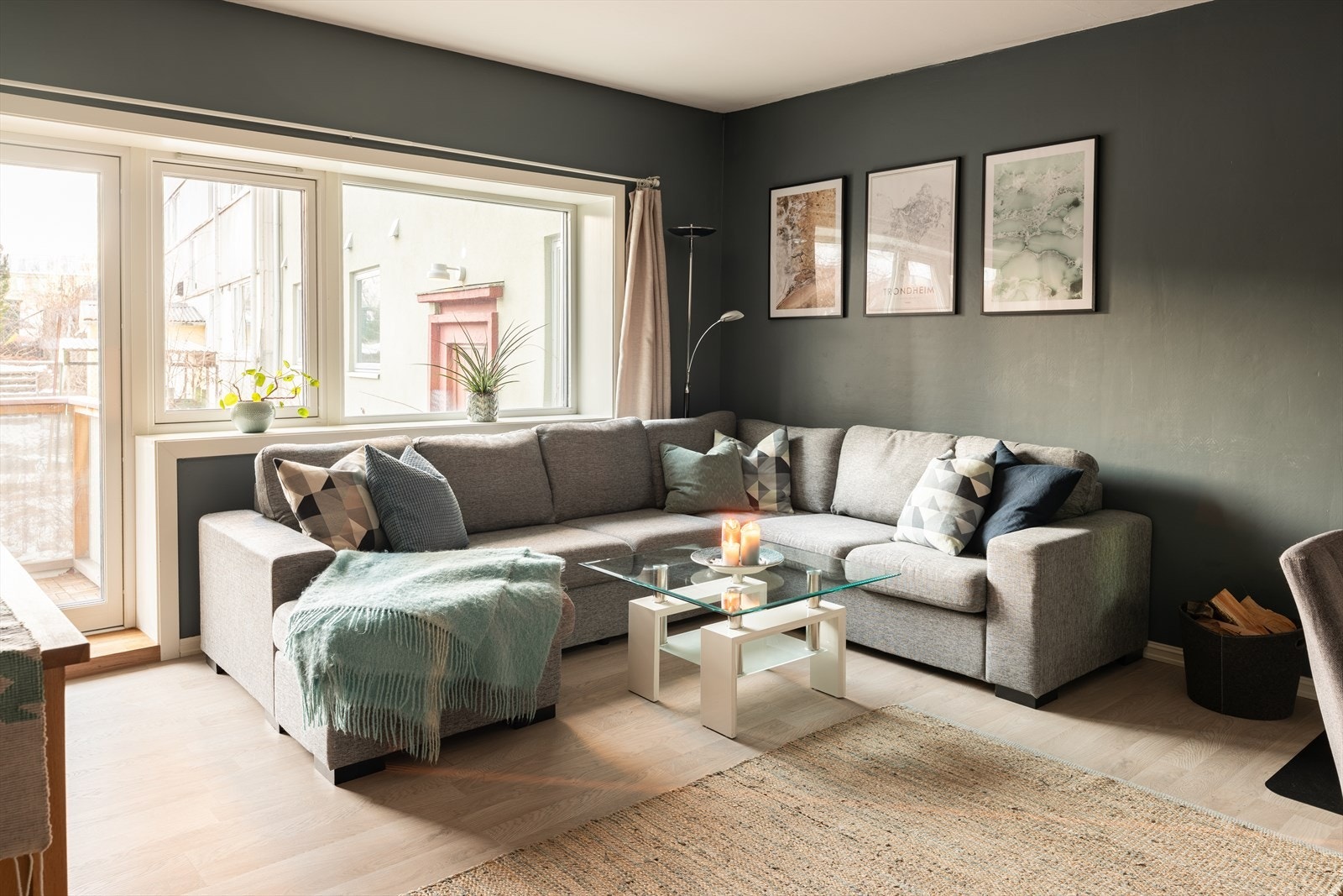 Her får du en romslig 4-roms leilighet som strekker seg over 86 m² BRA-i, og som inneholder tre soverom, adskilt stue og kjøkken, baderom, entré, samt en egen balkong. Galleribilde