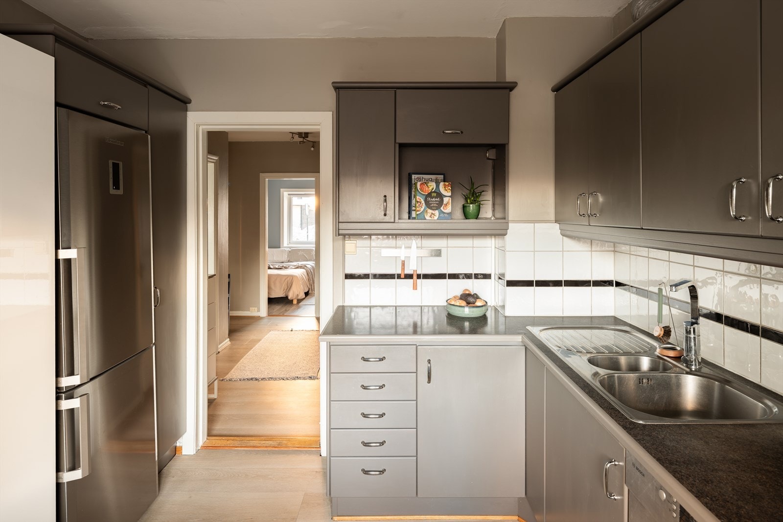 Her er det god oppbevaringsplass i skuffer og skap. Galleribilde