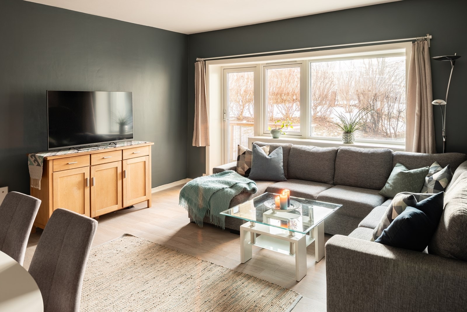 Lys og romslig stue som måler 21 m² og har gode møbleringsmuligheter. Herfra er det også utgang til en egen balkong. Galleribilde