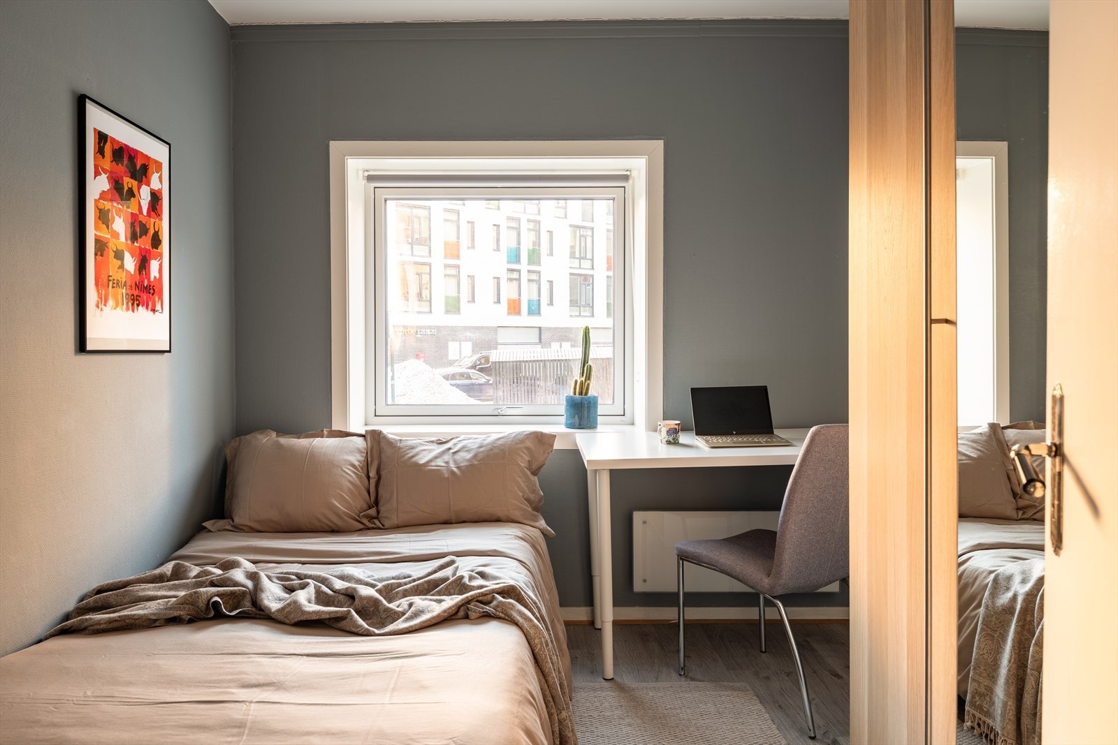 Det tredje soverommet måler 7,3 m². Her er det plass til seng, kontorplass og garderobeløsning. Galleribilde