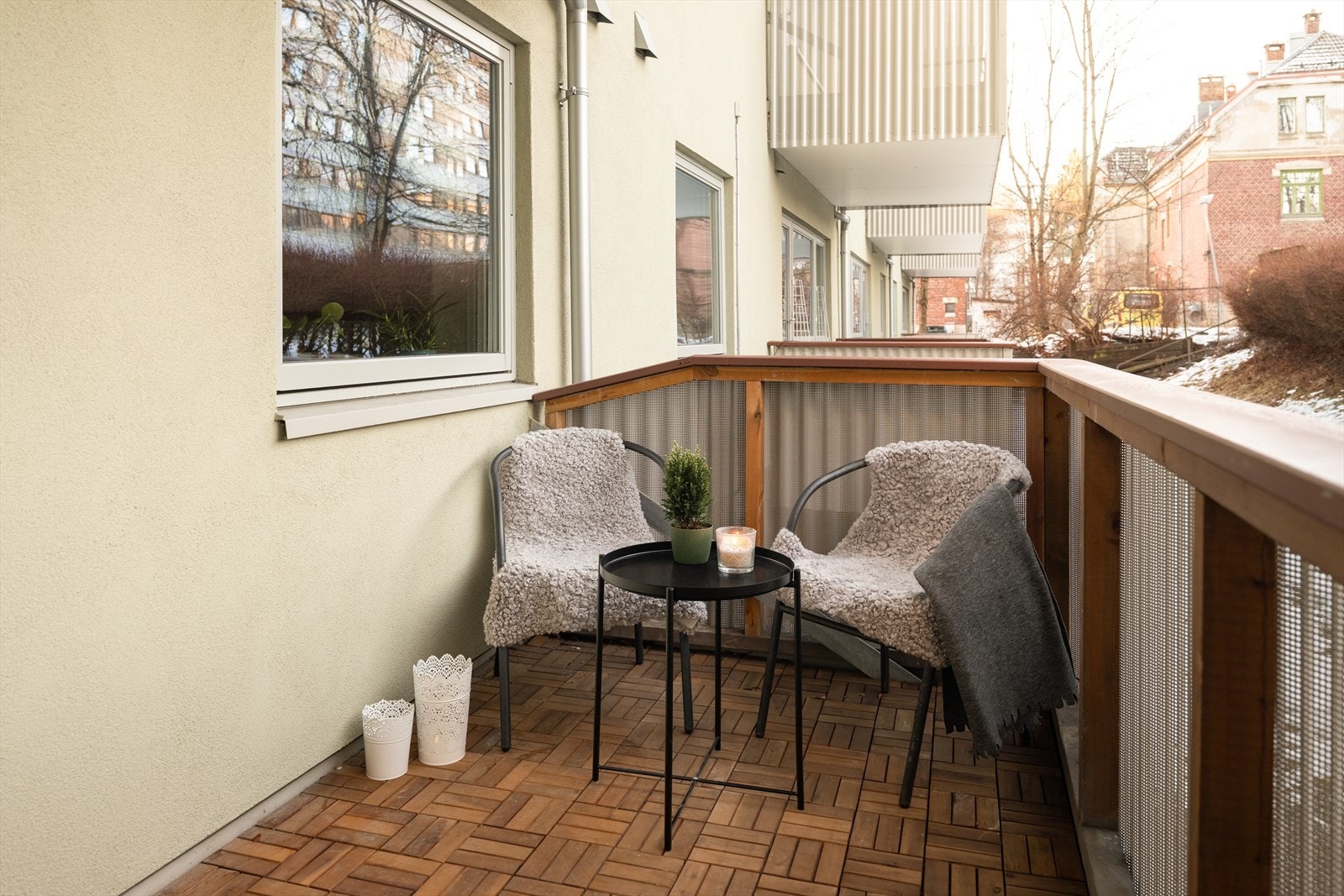 Fra balkongen kan du nyte solen fra formiddag til ettermiddag. Galleribilde