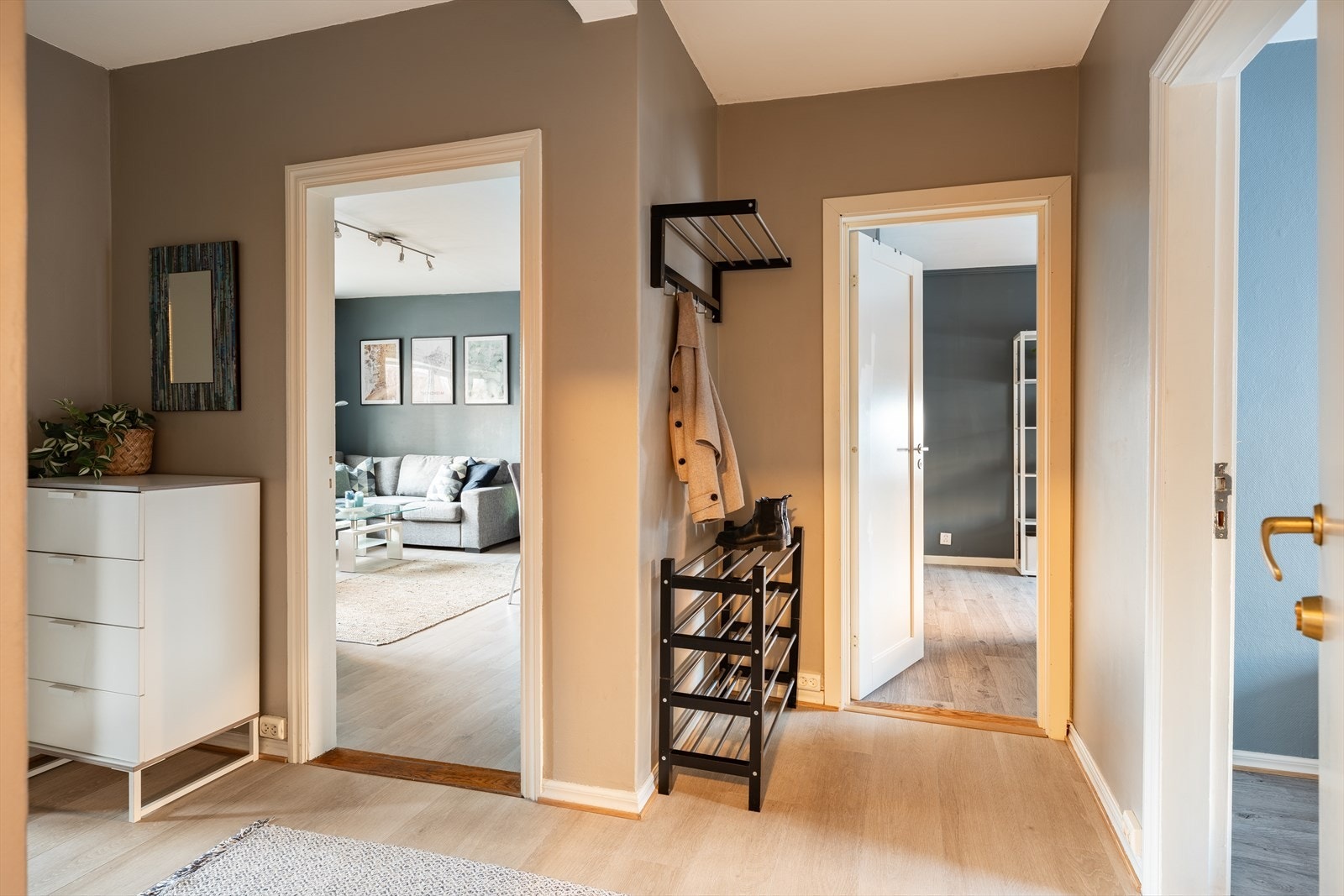 Romslig entré på 6 m² med god plass til oppheng av klær og plassering av skotøy. Galleribilde