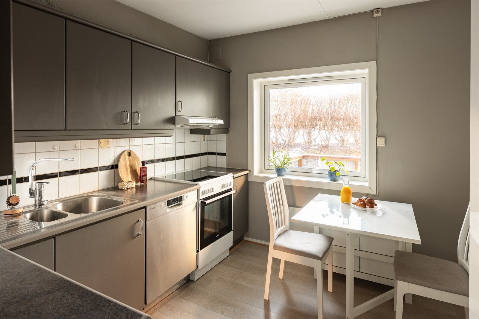 Her er det plass til et spisebord, perfekt for frokosten eller morgenkaffen før jobb. Galleribilde