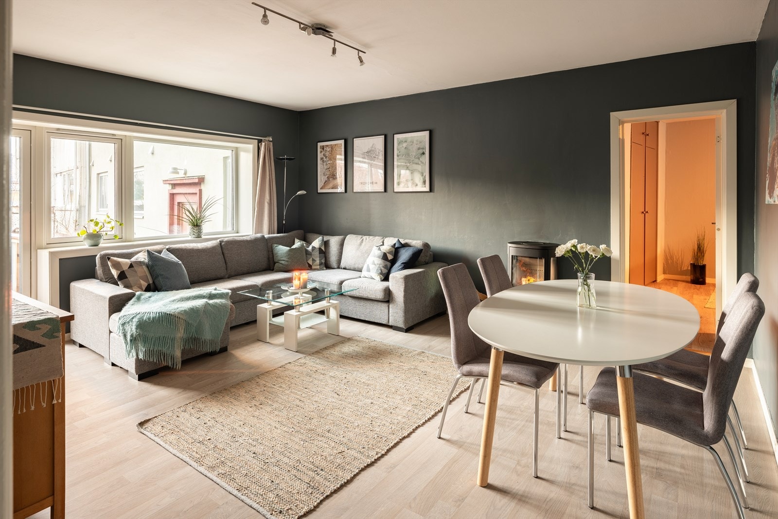 Velkommen til Ragnhilds gate 1B, en romslig 4-roms leilighet i høy 1. etasje med balkong og svært sentral beliggenhet på Øya. Galleribilde