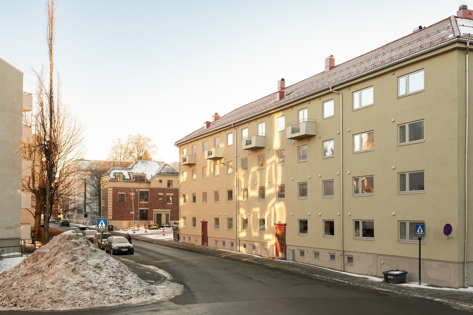 Leiligheten ligger praktisk til med kort vei til flere studiesteder, blant annet Handelshøyskolen i Trondheim, NTNU Gløshaugen, SINTEF og St. Olavs. Galleribilde