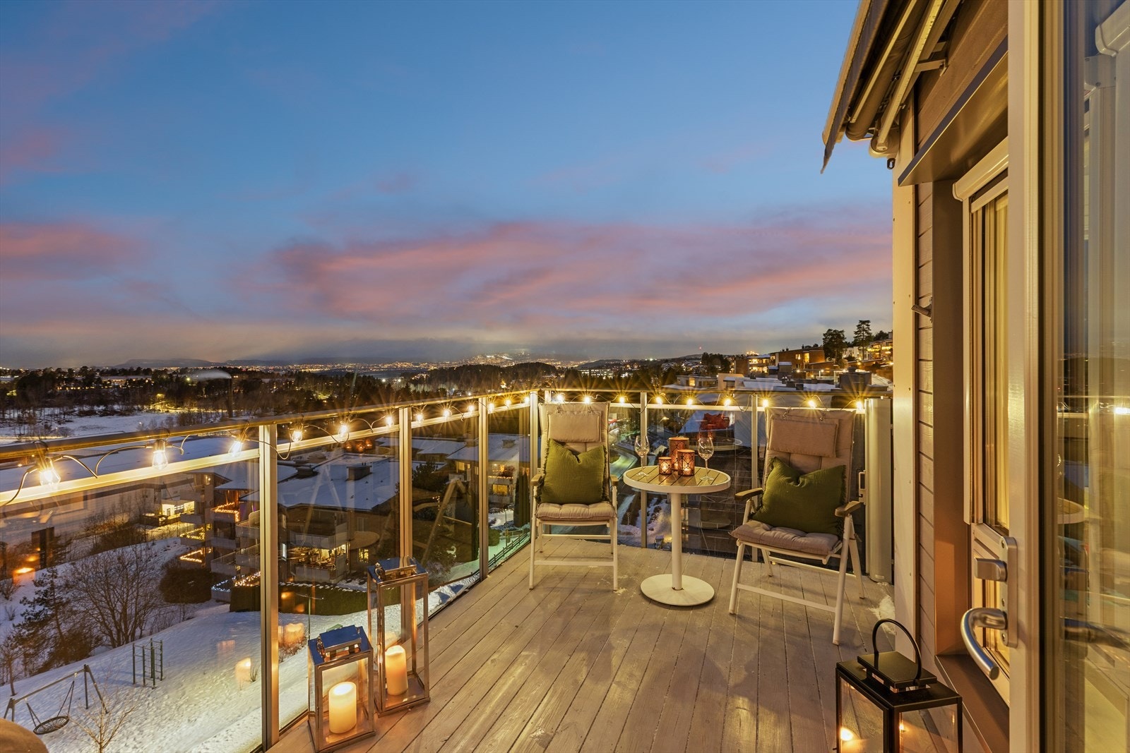 Fra stuen er det utgang til en vestvendt terrasse på ca 10 m². Galleribilde