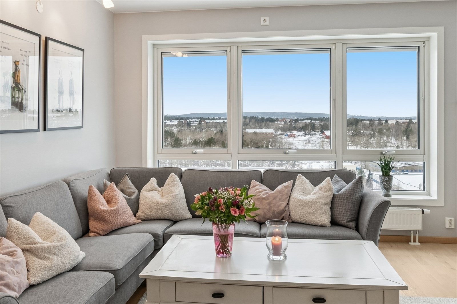 Som hjørneleilighet er det flere store vinduer som gir en god romfølelse og flott utsikt over omgivelsene. Flott utsikt mot Søndre Ås gård. Galleribilde