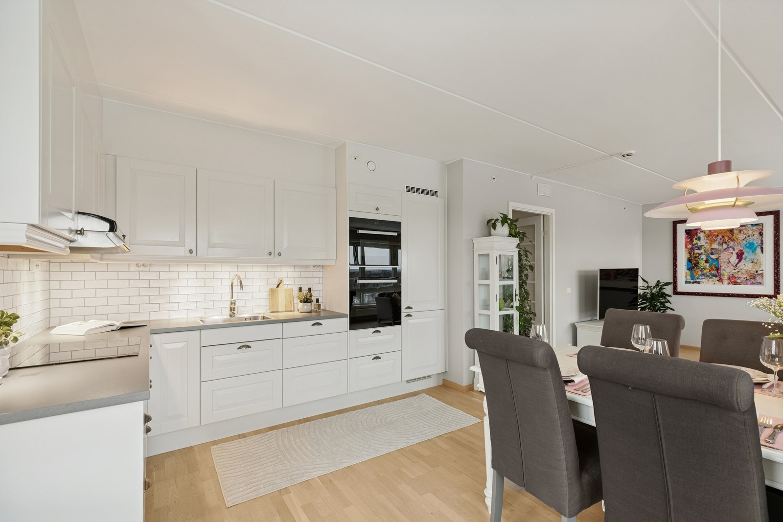 Med boligen følger det hvitevarer som kjøleskap, oppvaskmaskin, induksjonstopp og stekeovn. Galleribilde