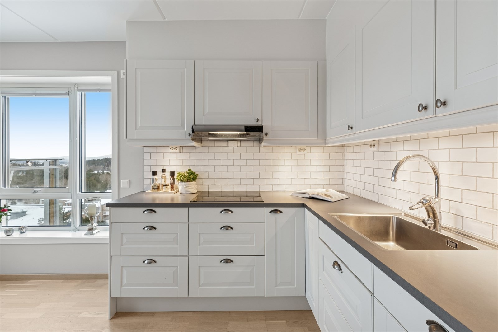 Belysning under overskap og fliser på vegg over benkeplaten. Galleribilde