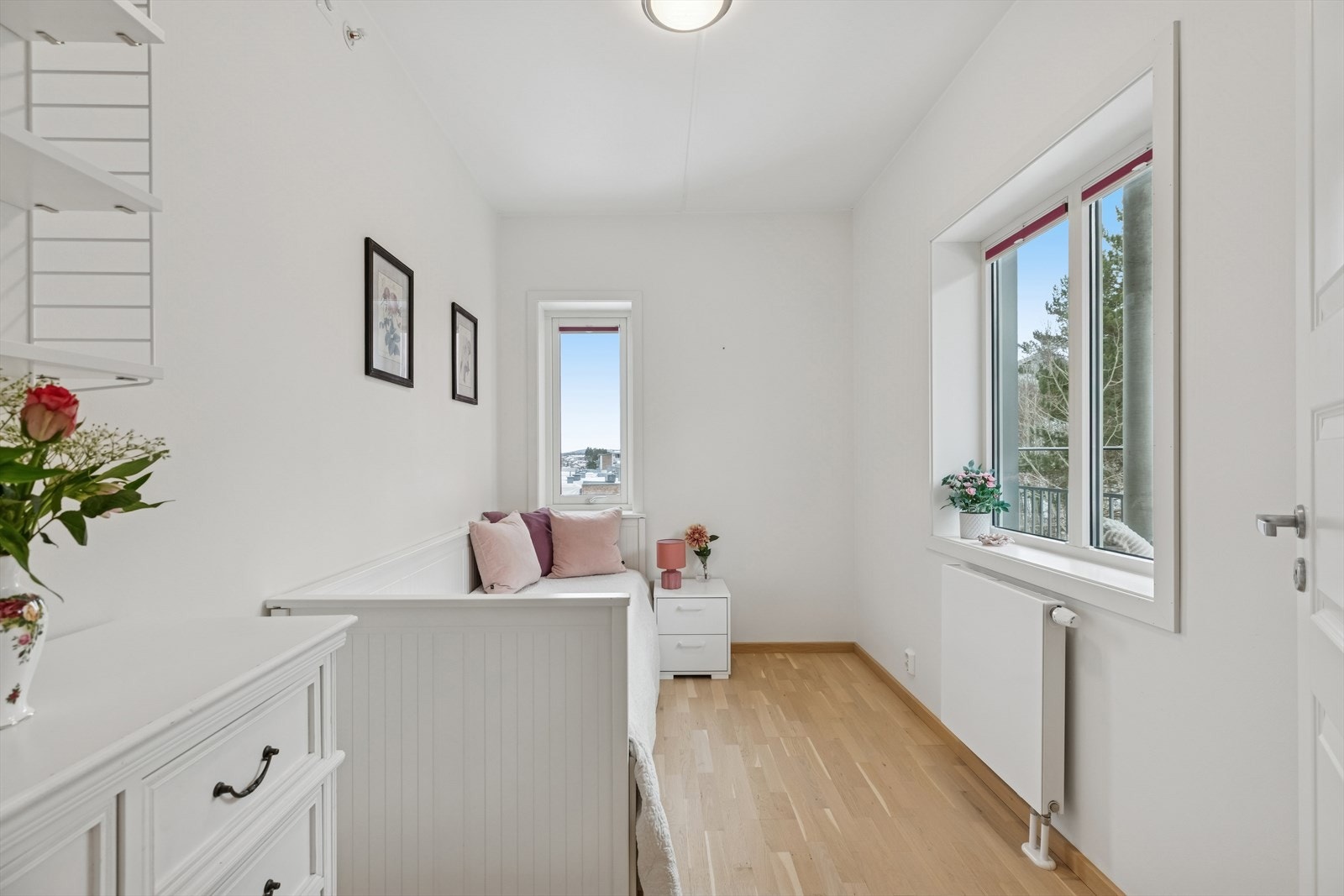 De mindre rommene er godt egnet som barnerom, gjesterom eller kontor. Meget gode lysforhold. Galleribilde