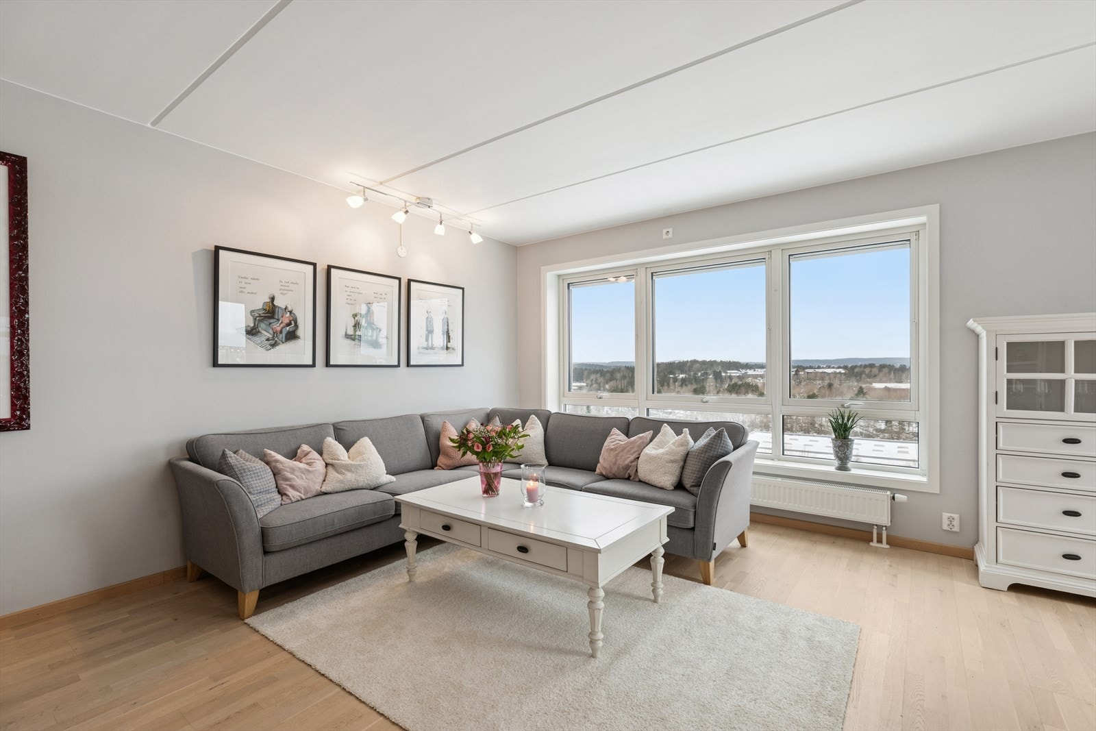 Det er vannbåren varme med radiatorer. Galleribilde