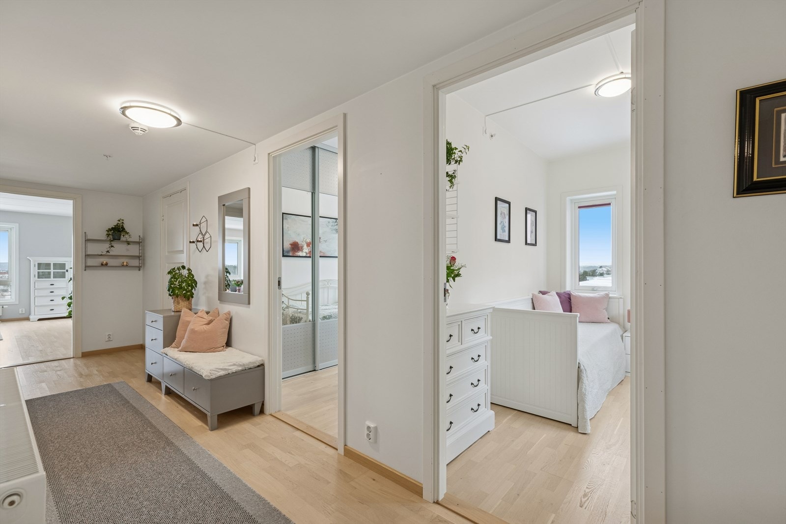 Fra entréen har du praktisk adkomst til alle av boligens øvrige rom. Galleribilde