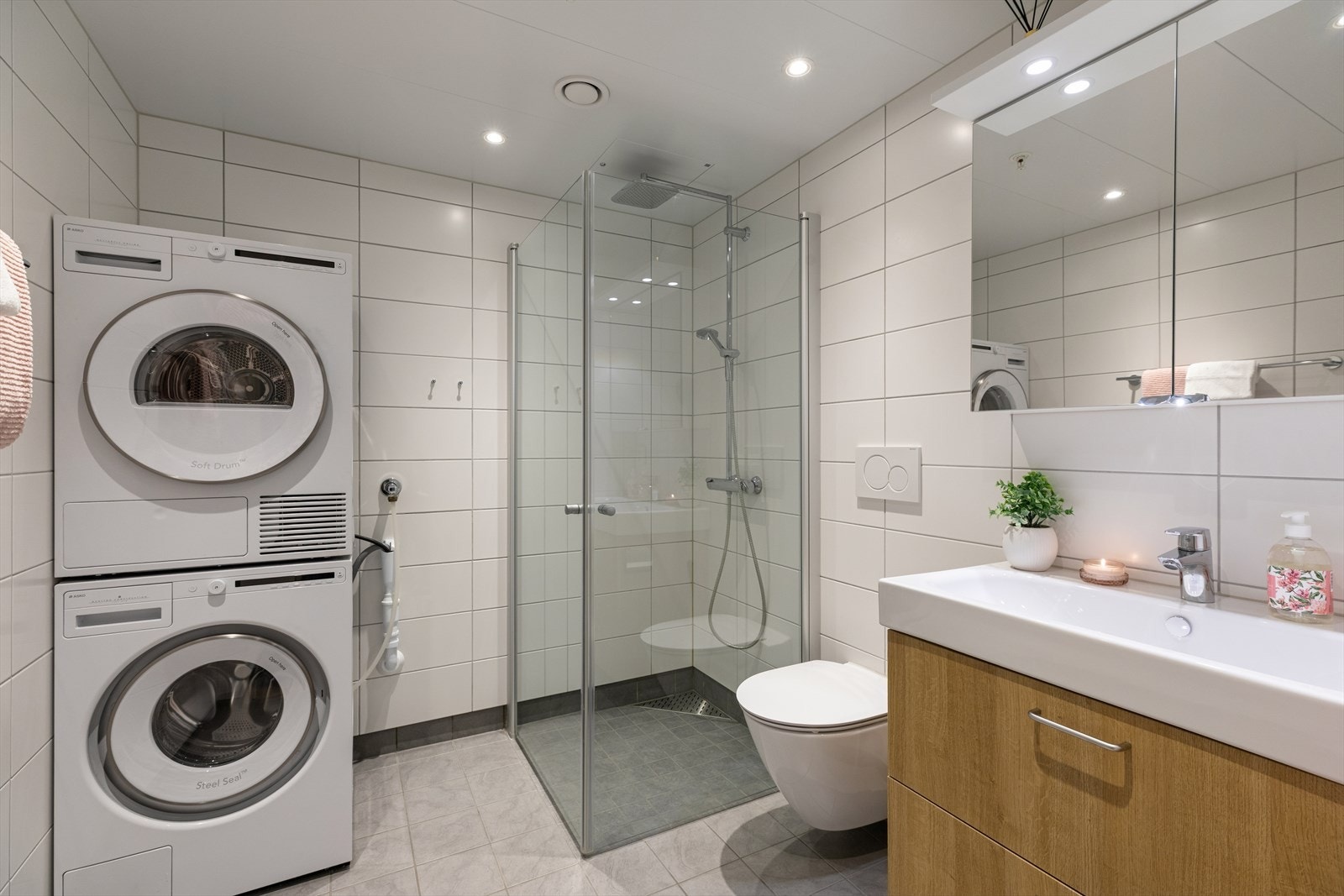 Pent, flislagt baderom fra byggeår 2019 med vannbåren varme i gulv. Badet har opplegg og god plass for vaskemaskin og tørketrommel. Galleribilde