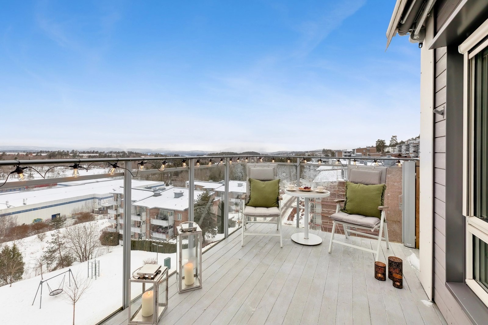 Her kan ettermiddags- og kveldssolen nytes! Fjorden kan også skimtes. Galleribilde