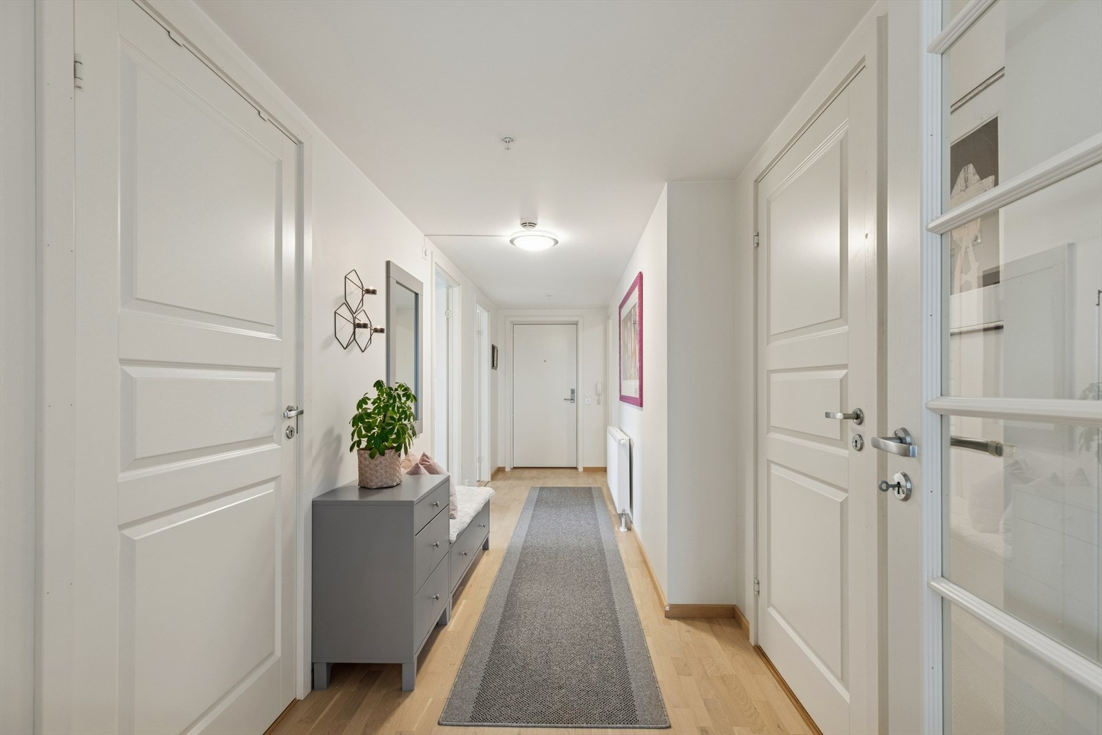 Lys entré med plass til å henge fra seg yttertøy og sette fra seg sko. Galleribilde