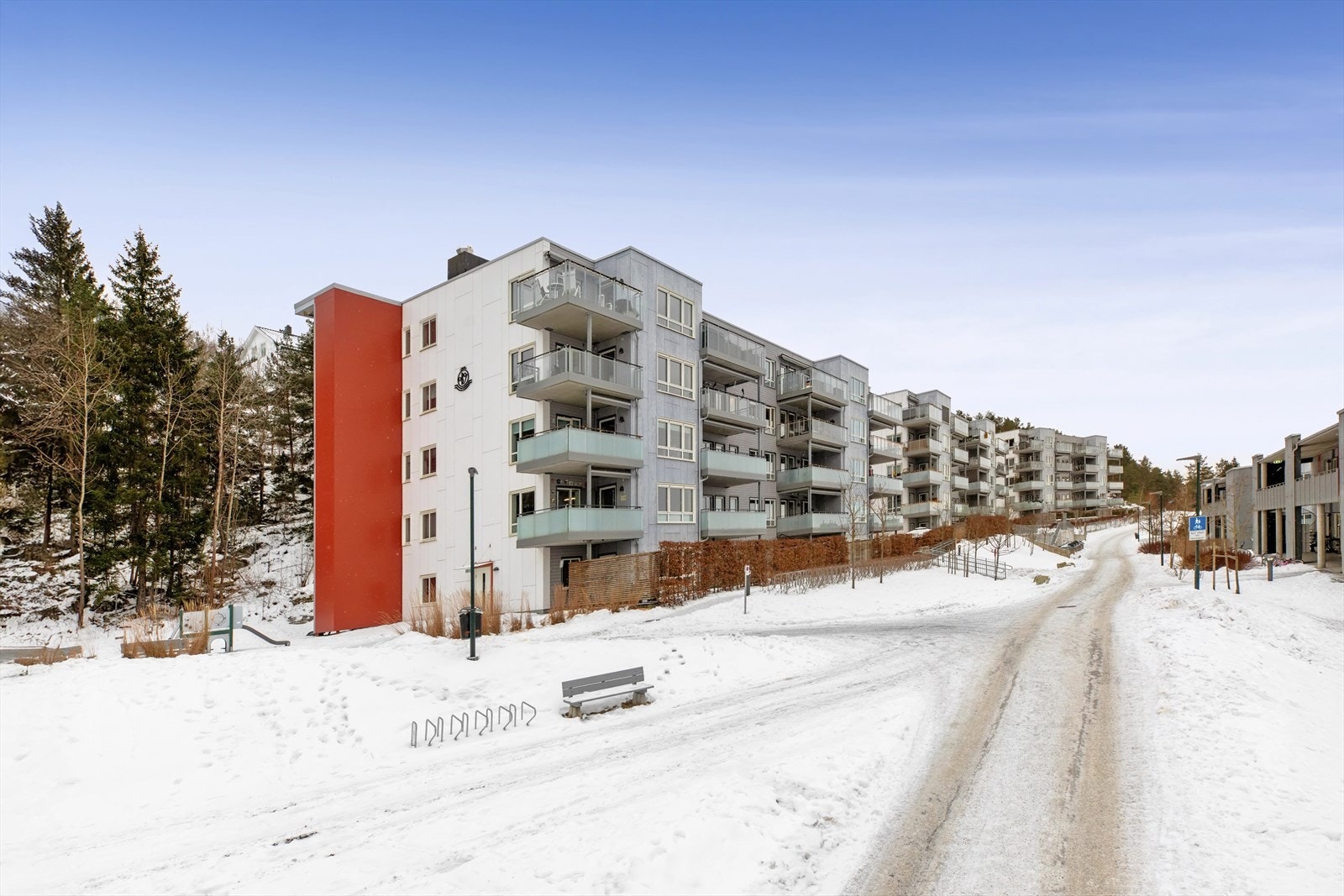 Fasade og velstelte fellesarealer. Galleribilde