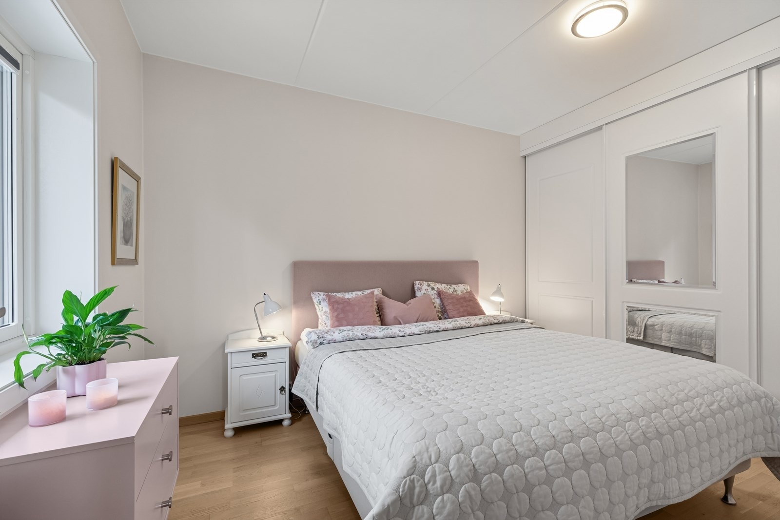 Gode oppbevaringsmuligheter av klær i en romslig skyvedørsgarderobe. Galleribilde