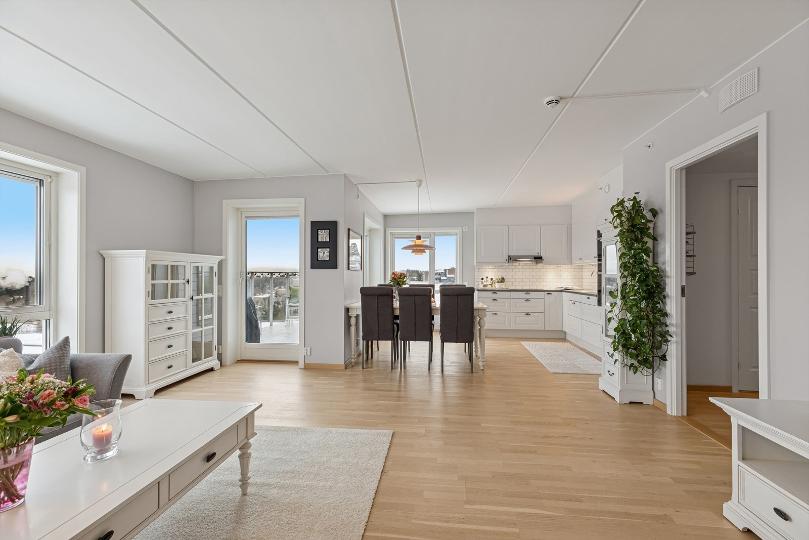 Innvendig er det gulv av parkett. Veggene har malte plater.
Innvendige tak har malte betongelementer og malte plater. Galleribilde