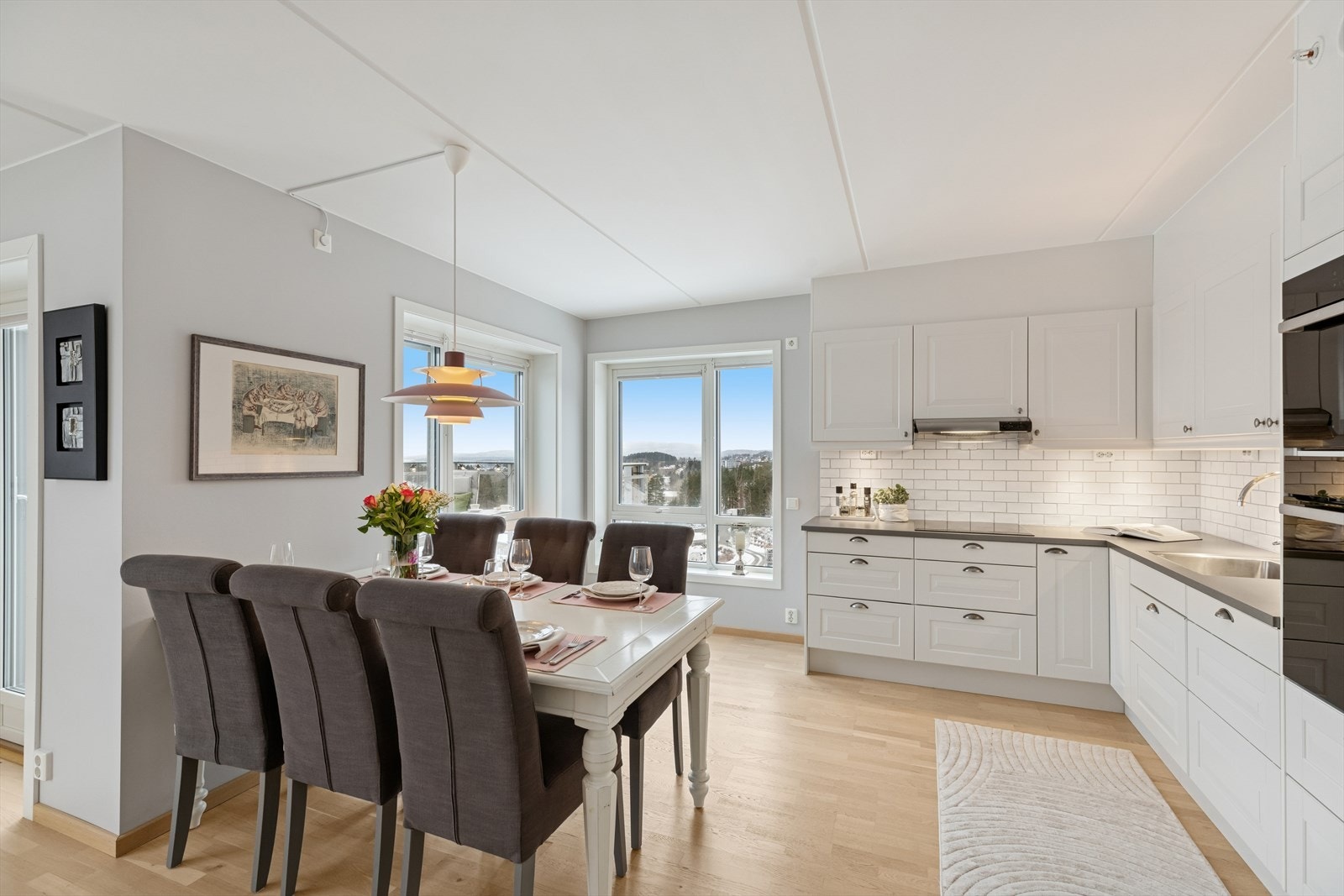 Laminat benkeplate med underlimt oppvaskkum i rustfritt stål. Galleribilde