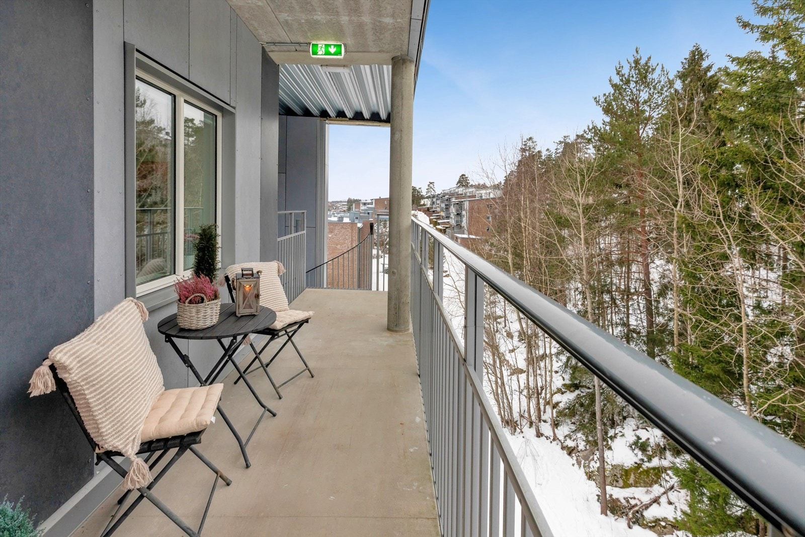 Svalgang med plass til liten sittegruppe. Galleribilde