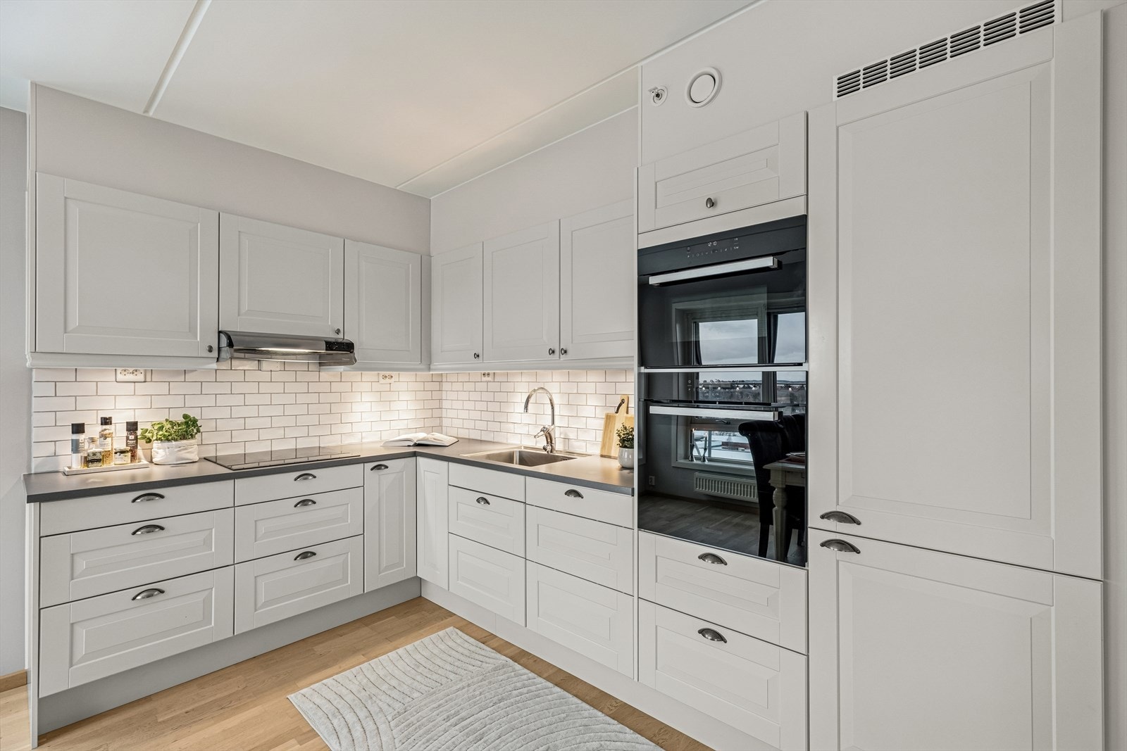 Det er vannstoppsystem og komfyrvakt installert. Galleribilde