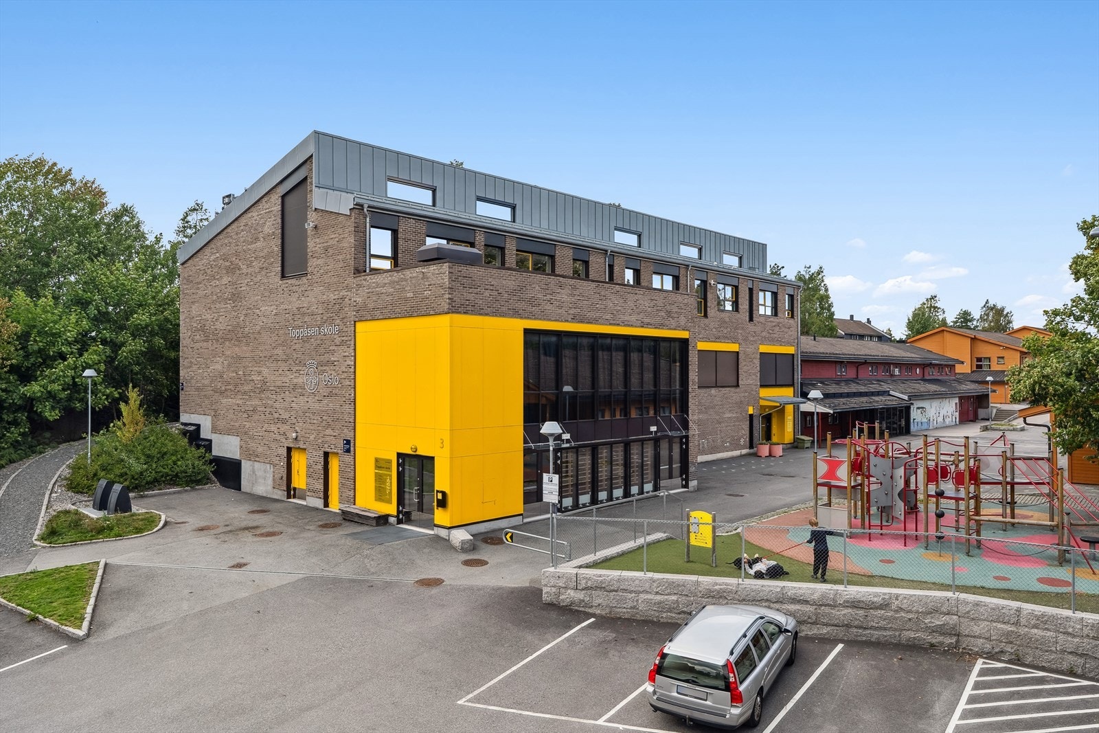 Umiddelbar nærhet til populære Toppåsen skole. Galleribilde