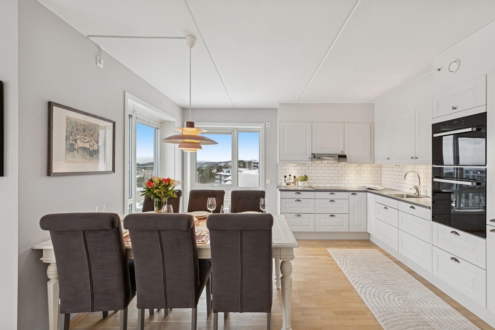 Det er fin plass til spisebord på kjøkkenet hvor hyggelige måltider kan nytes i hverdagen. Galleribilde