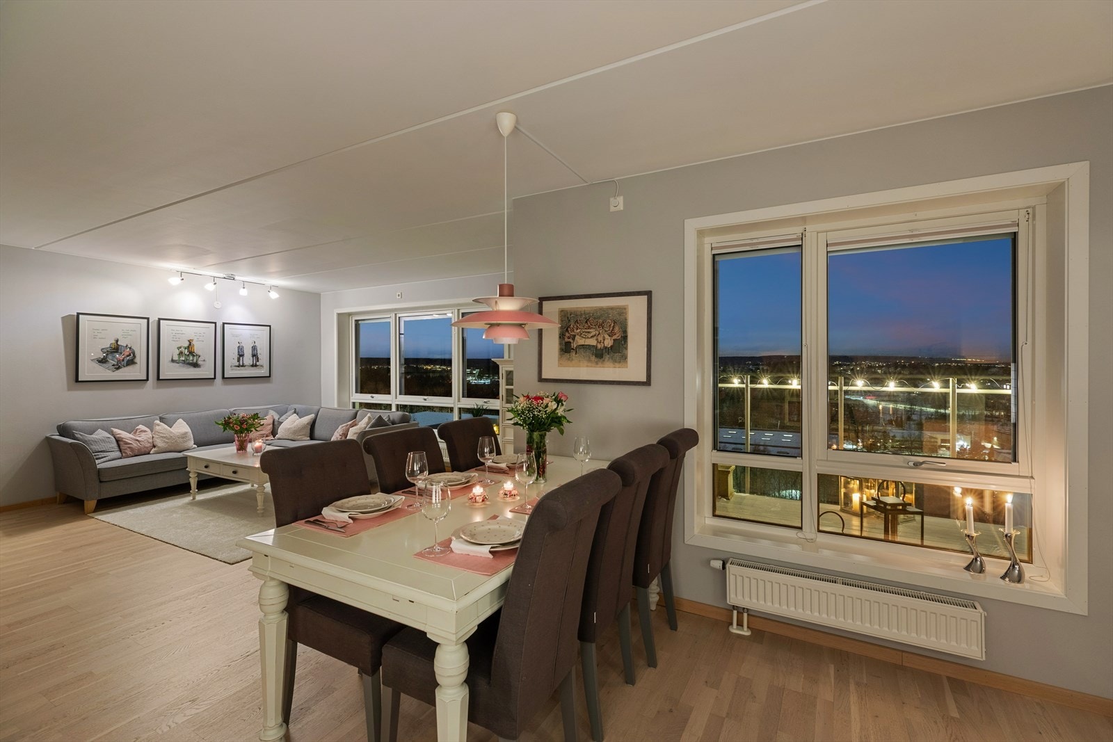 Leiligheten har adkomst via heis fra garasjeplan, solrik terrasse med flott utsikt og garasjeplass med lader. Galleribilde