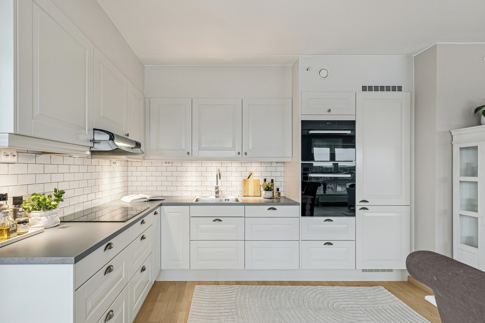 Innredning med gjennomtenkt plassering og mange under- og overskap. Galleribilde