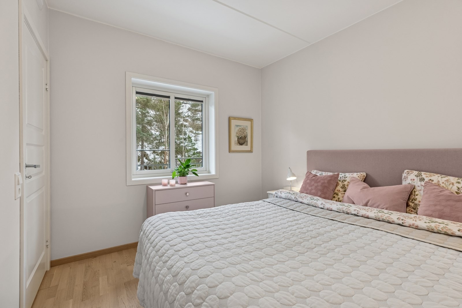 Hyggelig hovedsoverom med plass til dobbeltseng, nattbord og kommode. Galleribilde